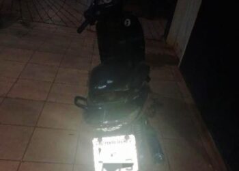 POLÍCIA MILITAR INTERCEPTA SUSPEITOS E RECUPERA MOTOCICLETA ROUBADA