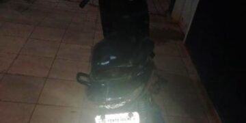 POLÍCIA MILITAR INTERCEPTA SUSPEITOS E RECUPERA MOTOCICLETA ROUBADA