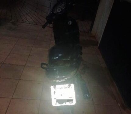POLÍCIA MILITAR INTERCEPTA SUSPEITOS E RECUPERA MOTOCICLETA ROUBADA