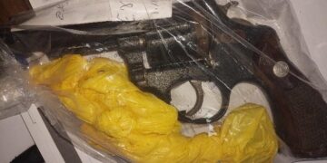 Polícias Militar e Civil cumprem mandado em Cerejeiras e prende dois por porte ilegal de arma e tráfico de drogas