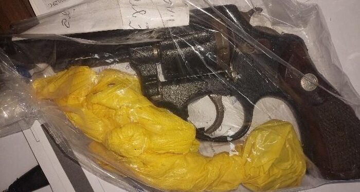 Polícias Militar e Civil cumprem mandado em Cerejeiras e prende dois por porte ilegal de arma e tráfico de drogas