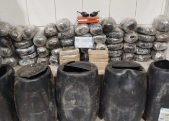 PM apreende mais de 50 kg de drogas após perseguição e acidente