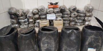PM apreende mais de 50 kg de drogas após perseguição e acidente