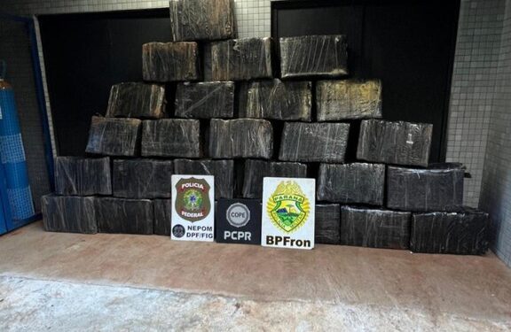 PF prende duas pessoas e apreende mais de 700 kg de maconha