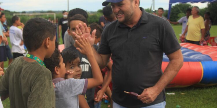 Cacoal: Bairro Village do Sol ganha praça com apoio de Cirone Deiró