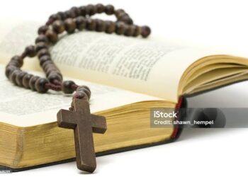 “O Demônio Não Saiu na Igreja”: Marido Agride Esposa com Bíblia e Tenta Enfiar Terço na Boca Dela em Ji-Paraná