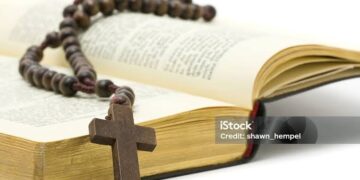 “O Demônio Não Saiu na Igreja”: Marido Agride Esposa com Bíblia e Tenta Enfiar Terço na Boca Dela em Ji-Paraná