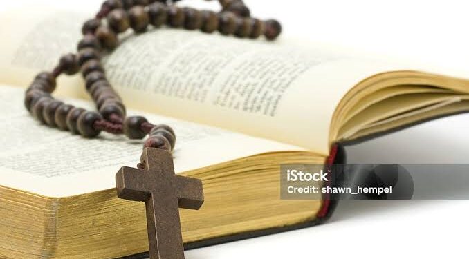 “O Demônio Não Saiu na Igreja”: Marido Agride Esposa com Bíblia e Tenta Enfiar Terço na Boca Dela em Ji-Paraná
