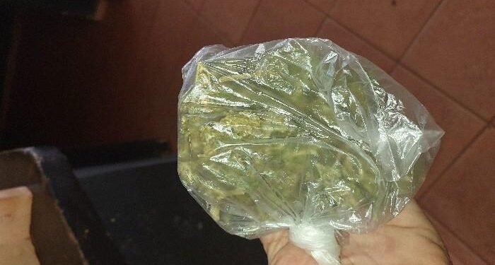 POLÍCIA MILITAR APREENDE MACONHA E BALANÇA DE PRECISÃO DURANTE ABORDAGEM A CICLISTA