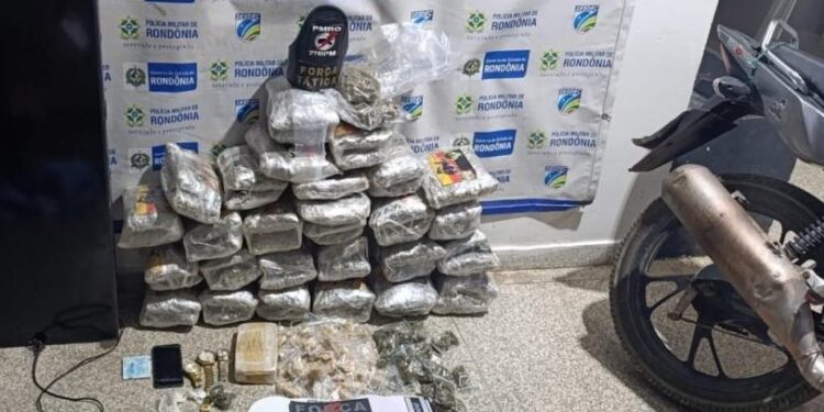 PMRO APREENDE GRANDE QUANTIDADE DE DROGAS E MUNIÇÕES