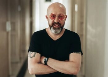 Fabrício Carpinejar, que já vendeu mais de 1 milhão de livros, será palestrante no Dia do Estagiário