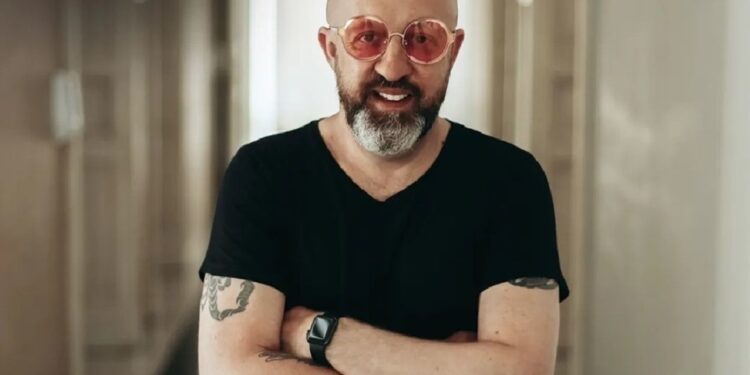 Fabrício Carpinejar, que já vendeu mais de 1 milhão de livros, será palestrante no Dia do Estagiário