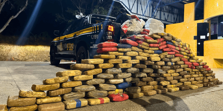 PRF apreende mais de 420 kg de droga escondidos em fundo falso de caminhão