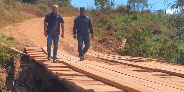 Ezequiel Neiva firma compromisso para substituição de ponte entre Chupinguaia e Corumbiara