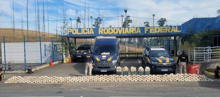 Cães da PRF encontram mais de meia tonelada de pasta base de cocaína no RJ
