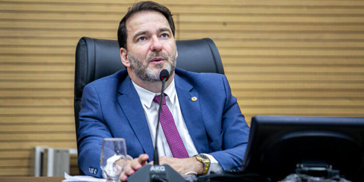 Alex Redano solicita pavimentação urgente da rua Estrada de Ferro Madeira-Mármore em Porto Velho