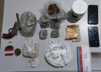 “CORRE QUE É A POLÍCIA” PM/RO PRENDE HOMEM QUE TENTOU FUGIR COM SACOLA DE ENTORPECENTES