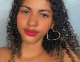Jovem grávida morre após perder controle de motocicleta e colidir contra poste