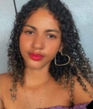 Jovem grávida morre após perder controle de motocicleta e colidir contra poste