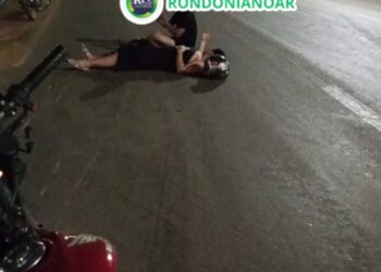 Casal é atingido por carro e passageira quase é esmagada por caminhão