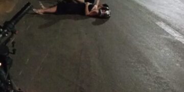 Casal é atingido por carro e passageira quase é esmagada por caminhão