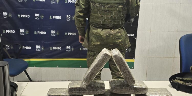 POLÍCIA MILITAR APREENDE 12 KG DE MACONHA DURANTE OPERAÇÃO NA BR-364 E CAUSA PREJUÍZO DE MAIS DE R$ 67 MIL AO TRÁFICO
