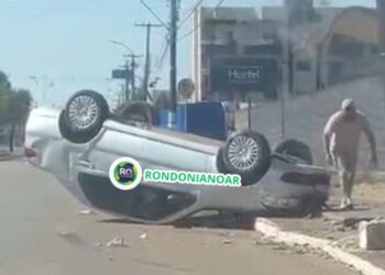 Motorista perde controle do veículo, atinge poste e capota na zona norte de Porto Velho