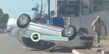 Motorista perde controle do veículo, atinge poste e capota na zona norte de Porto Velho