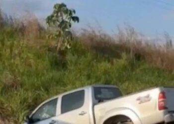 Mais um carro sai da pista ao passar por buraco na BR-364