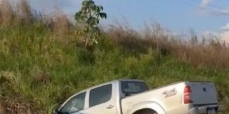 Mais um carro sai da pista ao passar por buraco na BR-364