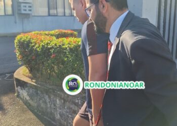 O homem da bomba falsa se apresenta a Policia Federal