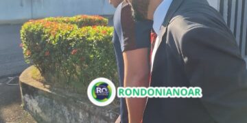 O homem da bomba falsa se apresenta a Policia Federal