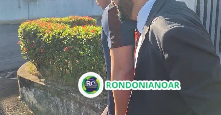 O homem da bomba falsa se apresenta a Policia Federal