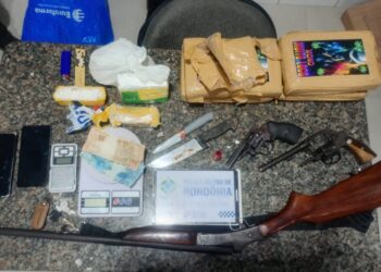 Polícia Militar apreende armas, drogas e cumpre mandado de prisão em Cacoal