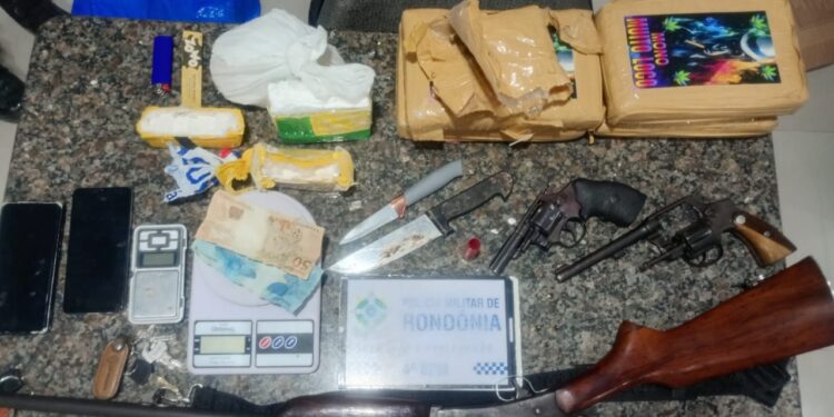 Polícia Militar apreende armas, drogas e cumpre mandado de prisão em Cacoal