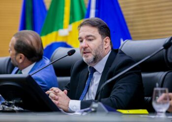 Presidente Alex Redano recebe servidores da educação durante comissão na Alero