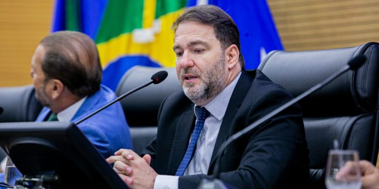 Presidente Alex Redano recebe servidores da educação durante comissão na Alero