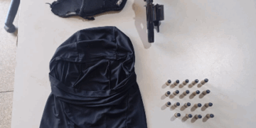 POLICIAIS MILITARES DE RONDÔNIA PRENDEM HOMEM DE 28 ANOS ARMADO COM REVOLVER EM ÁREA RURAL DE VILHENA