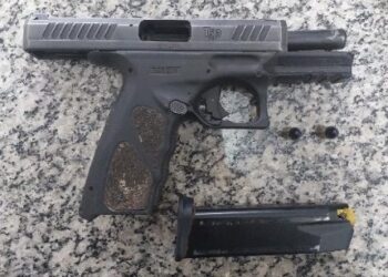 PM APREENDE PISTOLA DURANTE ABORDAGEM A VEÍCULO