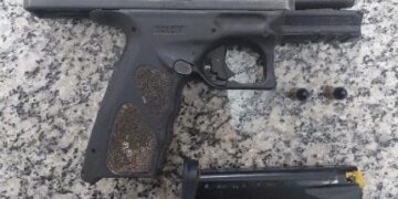 PM APREENDE PISTOLA DURANTE ABORDAGEM A VEÍCULO