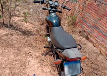 MOTOCICLETA COM REGISTRO DE FURTO OU ROUBO É RECUPERADA PELA PM NO BAIRRO SÃO PEDRO