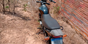 MOTOCICLETA COM REGISTRO DE FURTO OU ROUBO É RECUPERADA PELA PM NO BAIRRO SÃO PEDRO