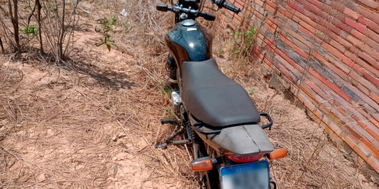 MOTOCICLETA COM REGISTRO DE FURTO OU ROUBO É RECUPERADA PELA PM NO BAIRRO SÃO PEDRO