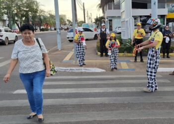 Ação do Detran-RO usa performance educativa para reforçar o respeito ao pedestre e travessia segura