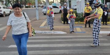 Ação do Detran-RO usa performance educativa para reforçar o respeito ao pedestre e travessia segura