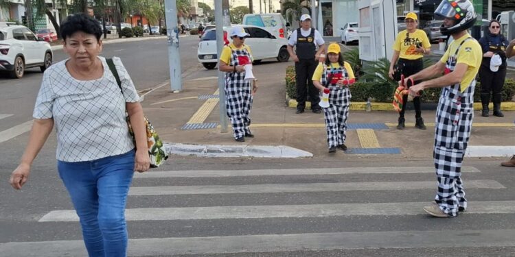 Ação do Detran-RO usa performance educativa para reforçar o respeito ao pedestre e travessia segura