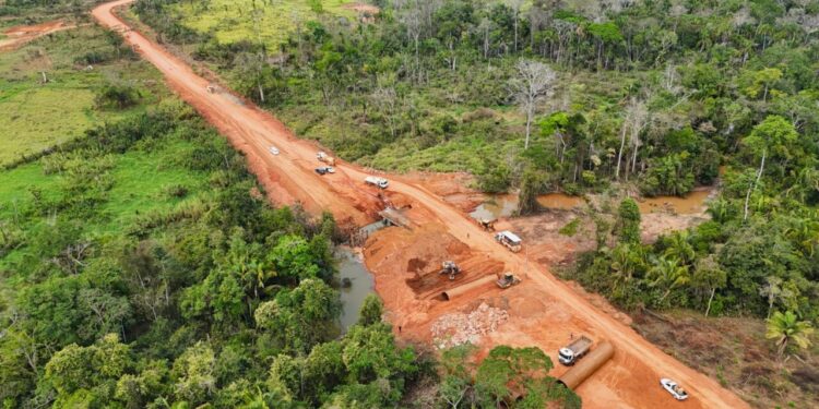 Substituição de ponte de madeira por tubos de aço reforça escoamento na RO-010, entre Mirante da Serra e Urupá