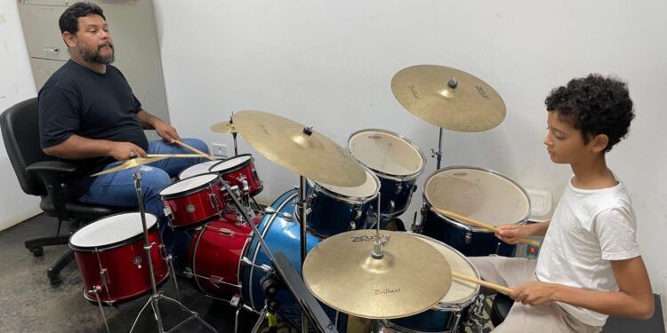 GRATUITO Som na Leste abre vagas para dança criativa, canto coral, teatro e instrumentos