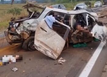Acidente entre Fiat Strada e carreta deixa quatro mortos na BR-364, incluindo duas crianças