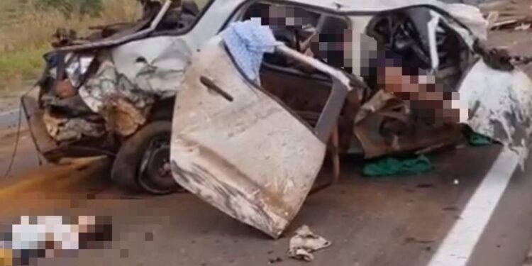 Acidente entre Fiat Strada e carreta deixa quatro mortos na BR-364, incluindo duas crianças